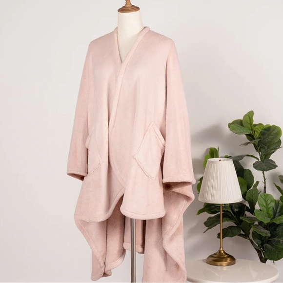 Berkshire Blanket & Home Co. Sherpa Buffalo Plaid Cape Wrap NWT - Picture 5 of 10